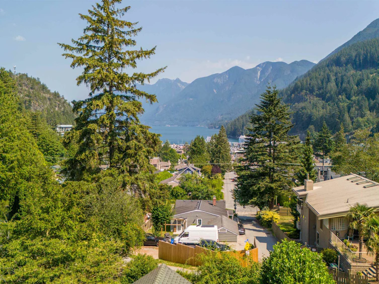 6467 Raleigh Street, West Vancouver, BC, V7W 2C9 - 3