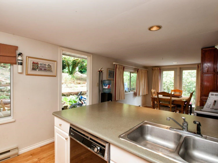 6467 Raleigh Street, West Vancouver, BC, V7W 2C9 - 6