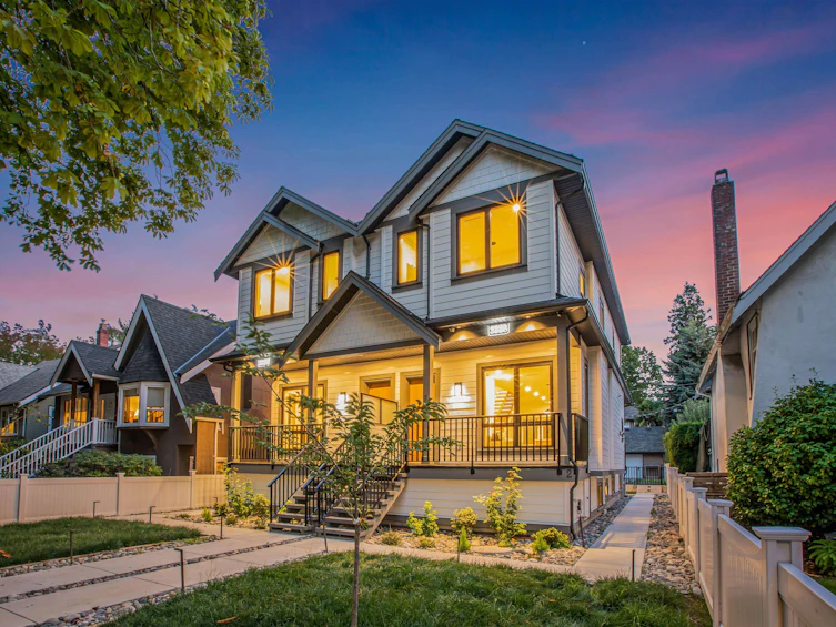 3338 W 14th Avenue, Vancouver, BC, V6R 2V8 - 2