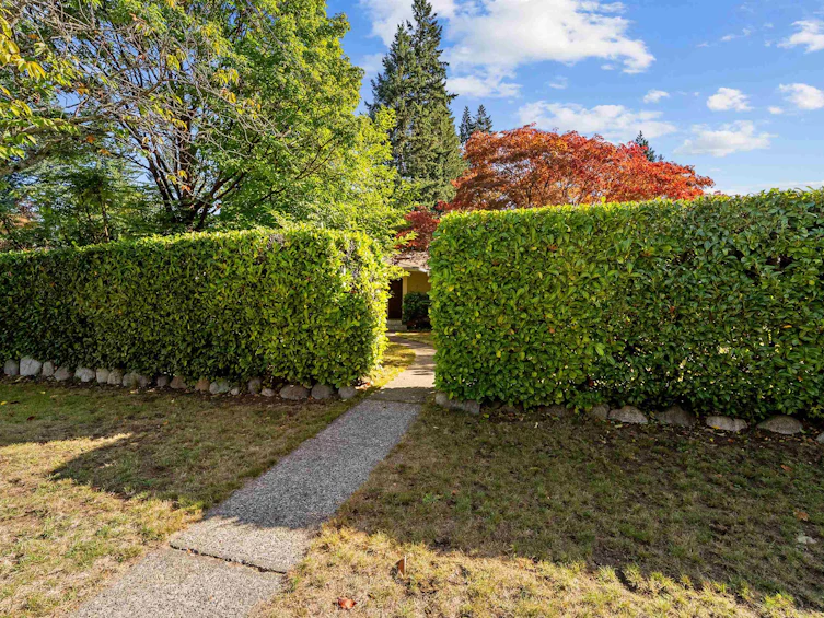 2000 Lloyd Avenue, North Vancouver, BC, V7P 2N8 - 34