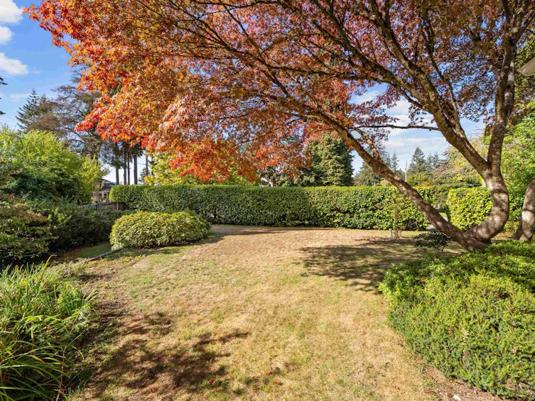2000 Lloyd Avenue, North Vancouver, BC, V7P 2N8 - 23