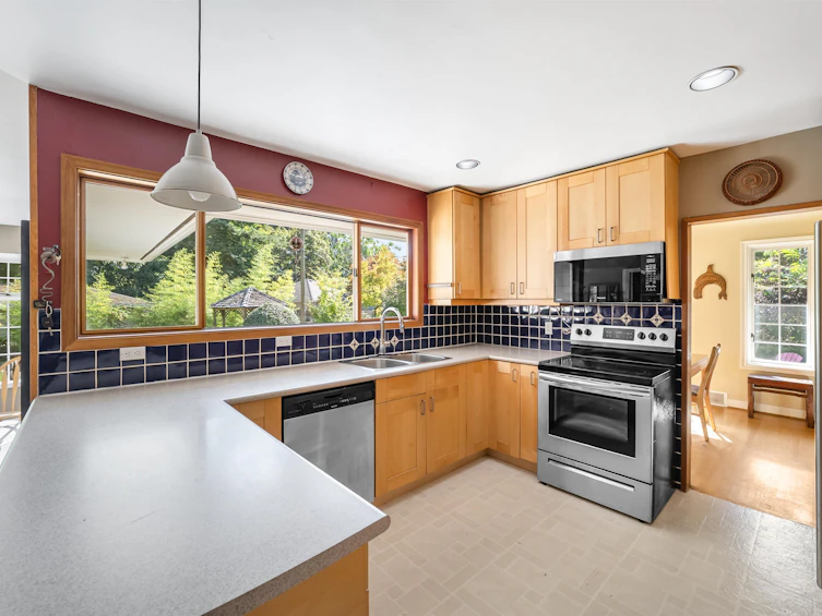 2000 Lloyd Avenue, North Vancouver, BC, V7P 2N8 - 10