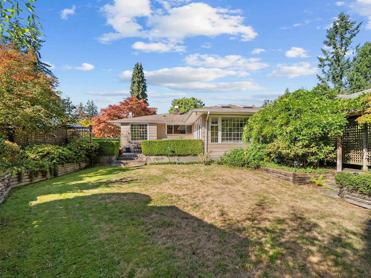 2000 Lloyd Avenue, North Vancouver, BC, V7P 2N8 - 22