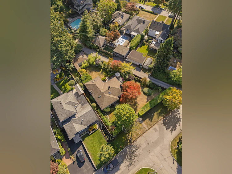 2000 Lloyd Avenue, North Vancouver, BC, V7P 2N8 - 31