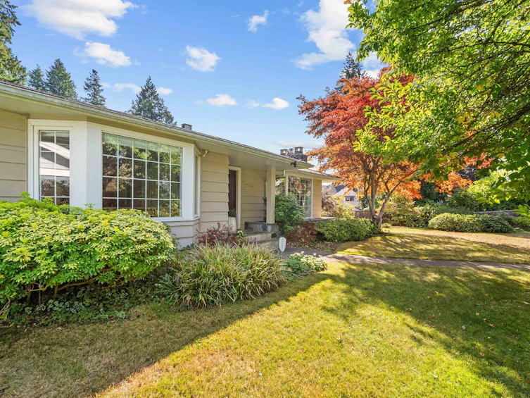 2000 Lloyd Avenue, North Vancouver, BC, V7P 2N8 - 20