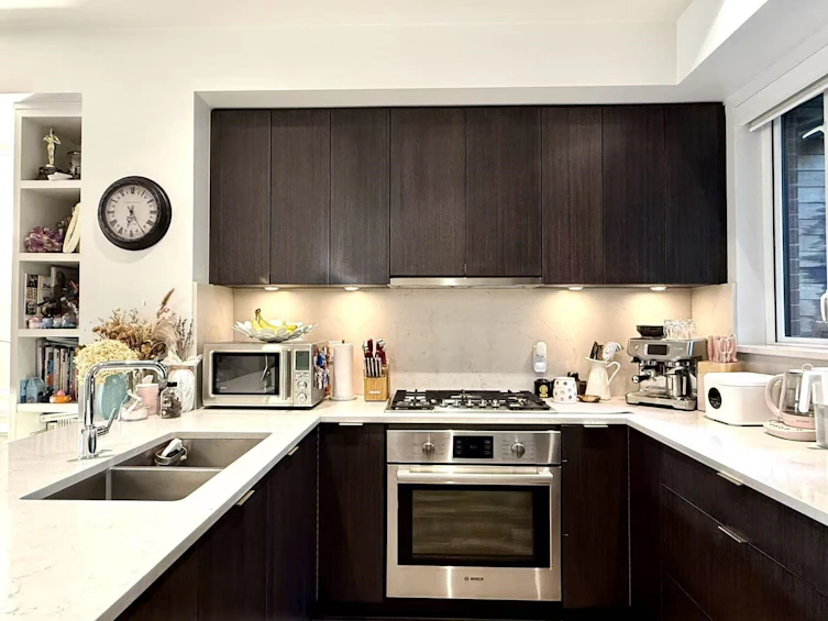 5432 Oak Street, Vancouver, BC, V6M 2V6 - 5