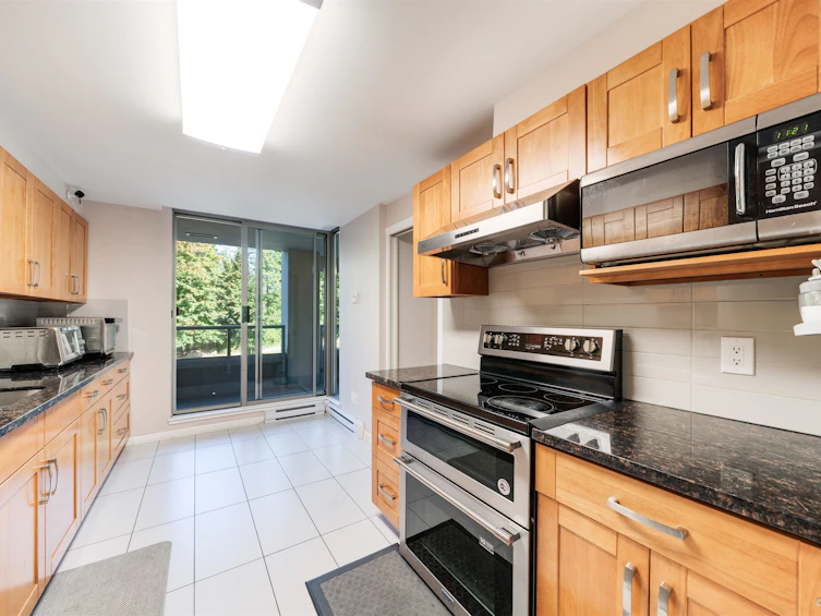 203-3070 Guildford Way, Coquitlam, BC, V3B 7R8 - 3