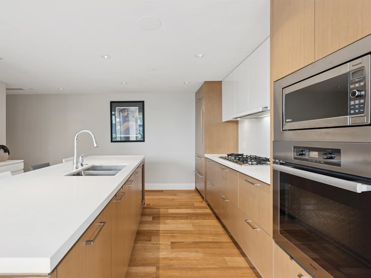 201-908 Keith Road, West Vancouver, BC, V7T 1M3 - 11