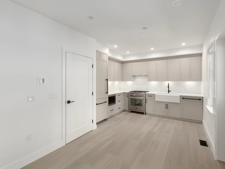 1081 Semlin Drive, Vancouver, BC, V5L 2N6 - 2