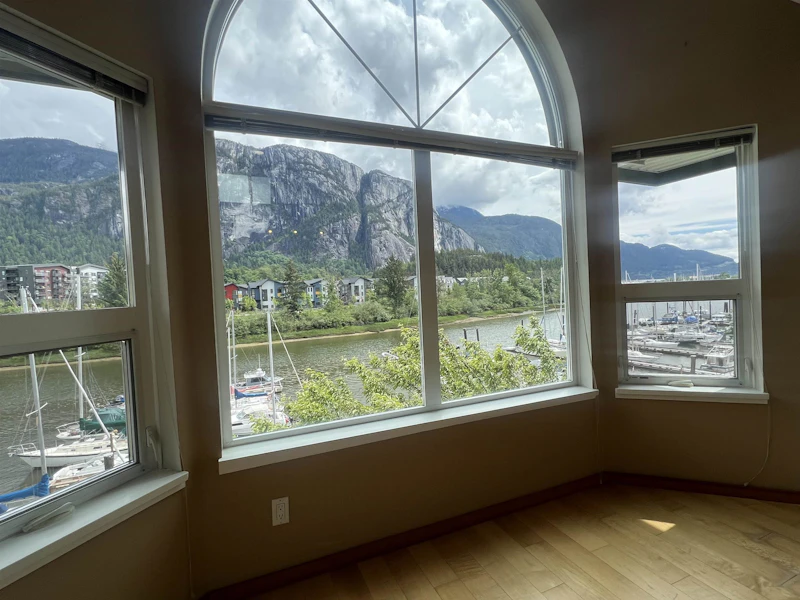 305 - 1468 Pemberton Avenue, Squamish BC V8B 0K2