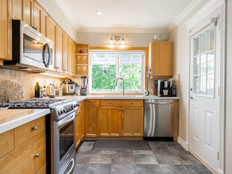 5823 Highfield Drive, Burnaby, BC, V5B 1E4 - 11
