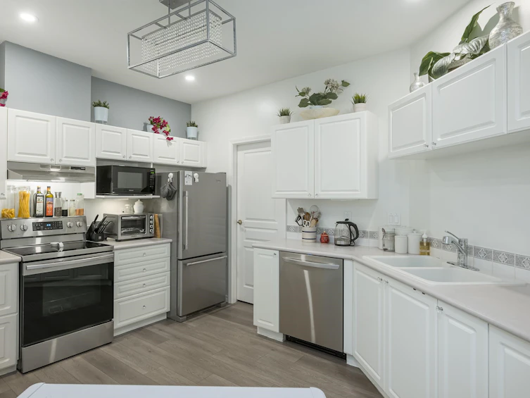 208-10320 156 Street, Surrey, BC, V3R 4L8 - 12