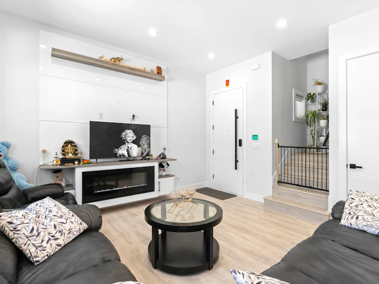 465 E 57th Avenue, Vancouver, BC, V5X 1S8 - 2