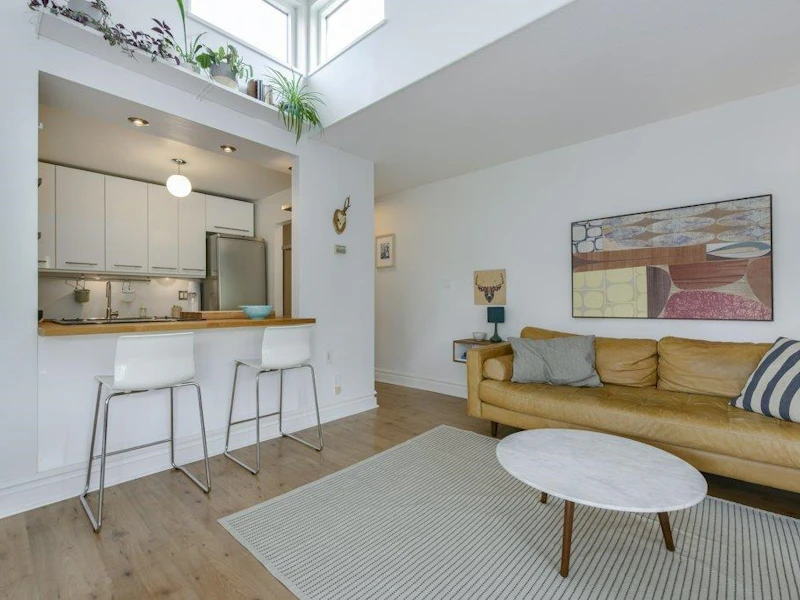 305 - 1622 Frances Street, Vancouver BC V5L 1Z4