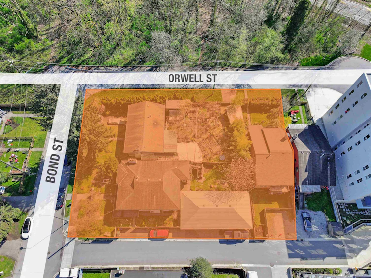 1583 Bond Street, North Vancouver, BC, V7J 1E8 - 2