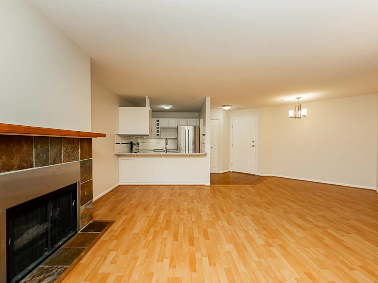 217-7139 18th Avenue, Burnaby, BC, V3N 4Z3 - 18