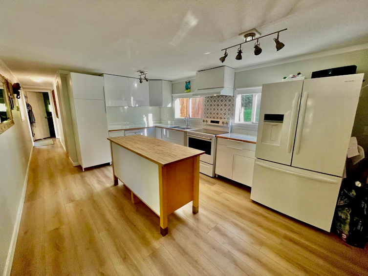 5751 Tillicum Bay Road, Sechelt, BC, V7Z 0C7 - 11