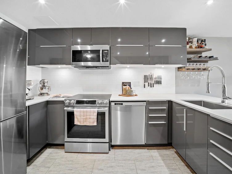 17-1345 W 4th Avenue, Vancouver, BC, V6H 3Y8 - 3