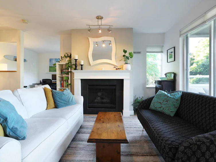 215-1890 W 6th Avenue, Vancouver, BC, V6J 1R6 - 2