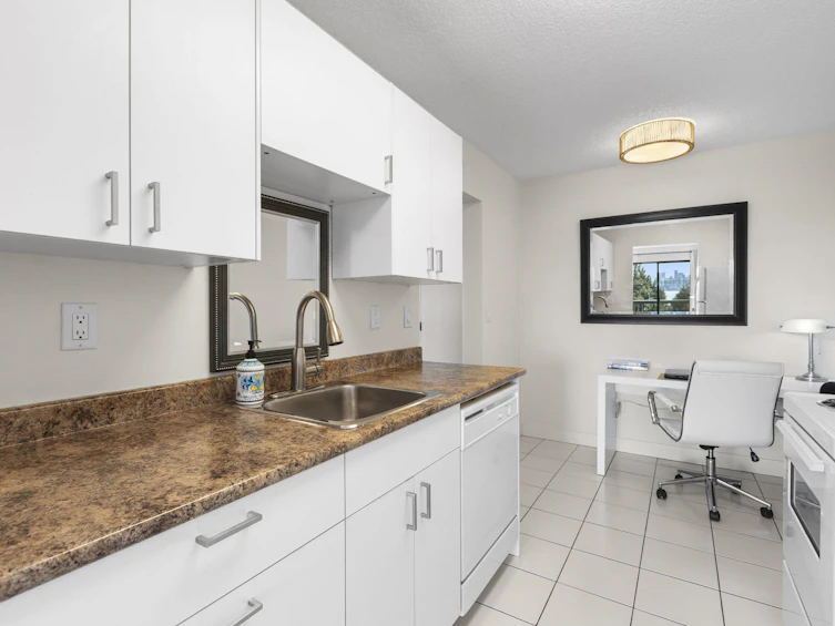 337-340 W 3rd Street, North Vancouver, BC, V7M 1G4 - 10
