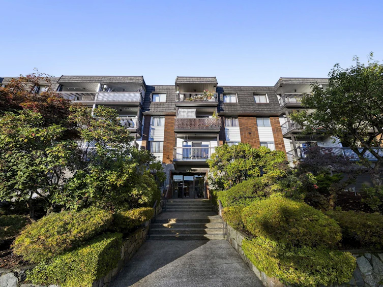 337-340 W 3rd Street, North Vancouver, BC, V7M 1G4