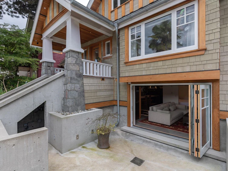 2988 Point Grey Road, Vancouver, BC, V6K 1B1 - 2