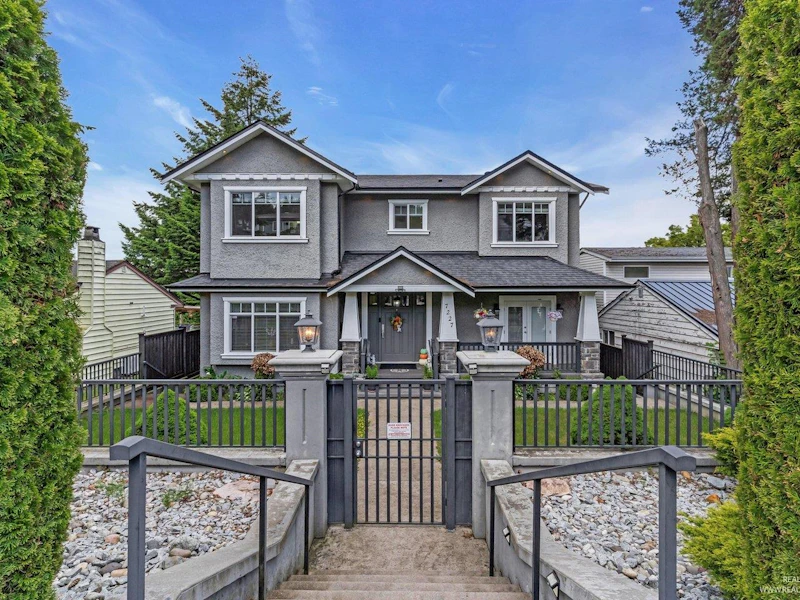 7227 Barnet Road, Burnaby BC V5A 1E3