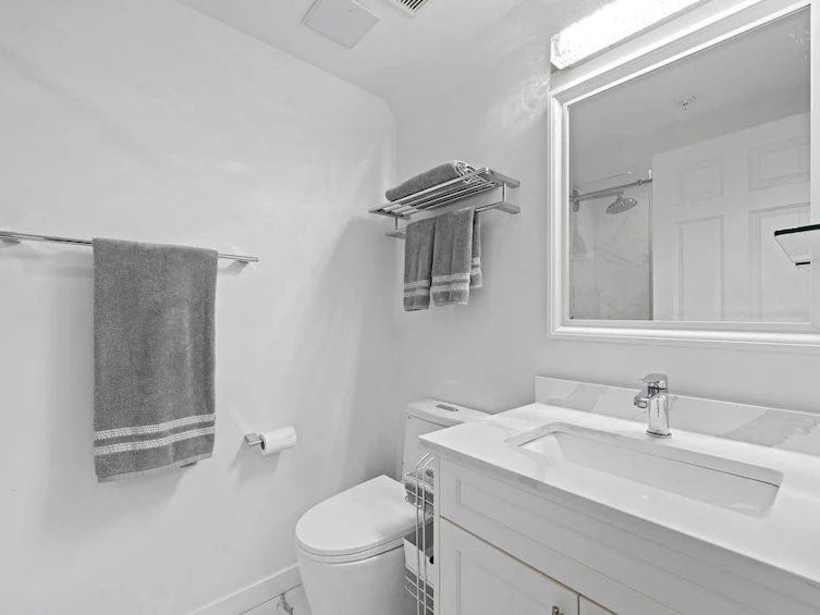 111-6 Renaissance Square, New Westminster, BC, V3M 6N8 - 22