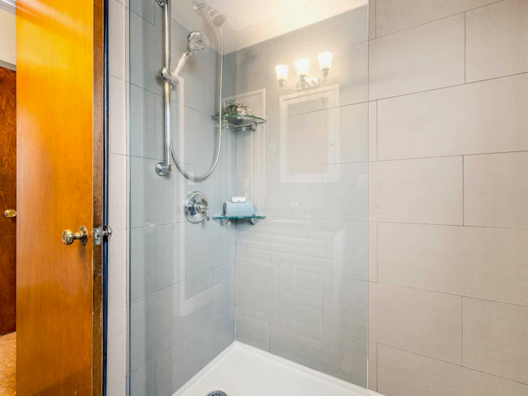 404 Birch Street, Cultus Lake, BC, V2R 4Z3 - 23