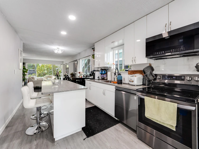 10 N Stratford Avenue, Burnaby, BC, V5B 1K9 - 11