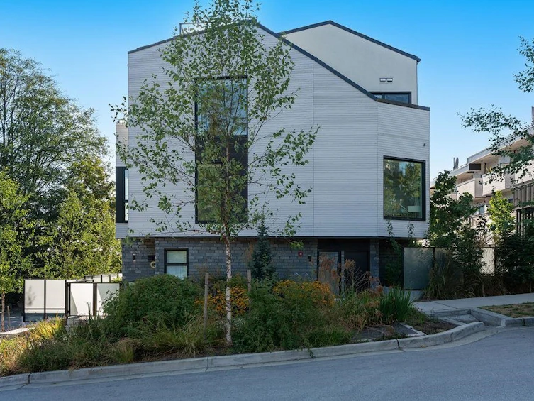 201-650 E 2nd Street, North Vancouver, BC, V7M 1E3 - 2