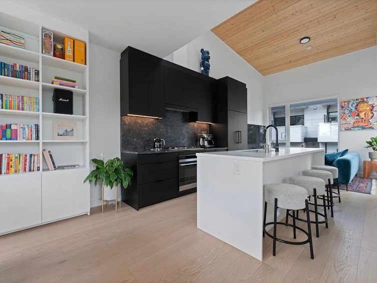 201-650 E 2nd Street, North Vancouver, BC, V7M 1E3