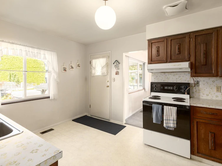 6465 Dawson Street, Burnaby, BC, V5B 2W7 - 8