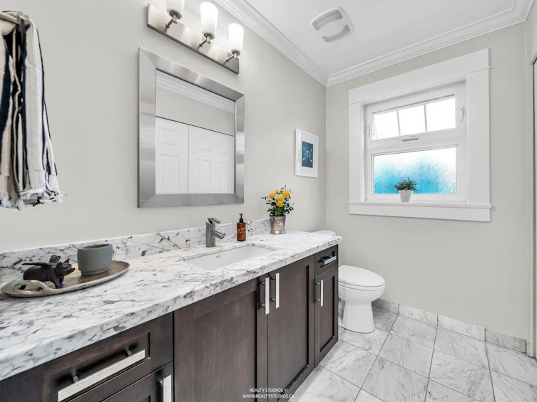 2702 W 15th Avenue, Vancouver, BC, V6K 2Z8 - 11