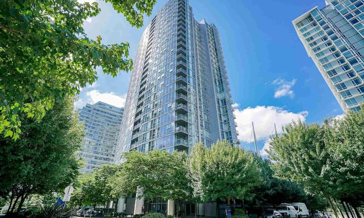 2206-111 W Georgia Street