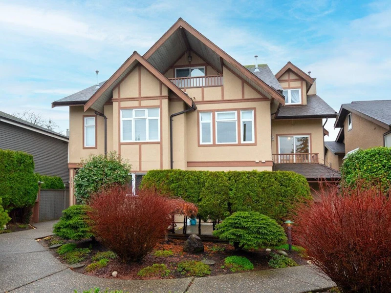 2718 W 3rd Avenue, Vancouver BC V6K 1M5