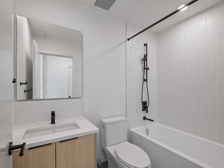 411-422 E 3rd Street, North Vancouver, BC, V7L 0K1 - 15