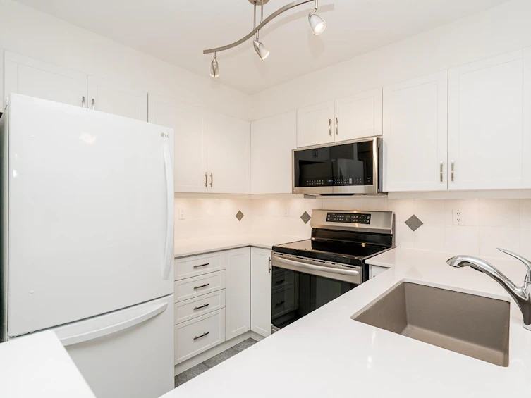 106-2575 W 4th Avenue, Vancouver, BC, V6K 1P5 - 13