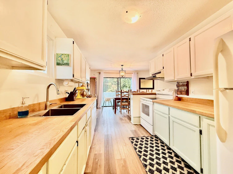 5607 Wakefield Road, Sechelt, BC, V7Z 0N3