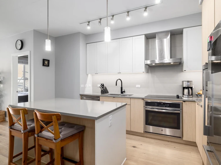 207-3205 Mountain Highway, North Vancouver, BC, V7K 0A3 - 3