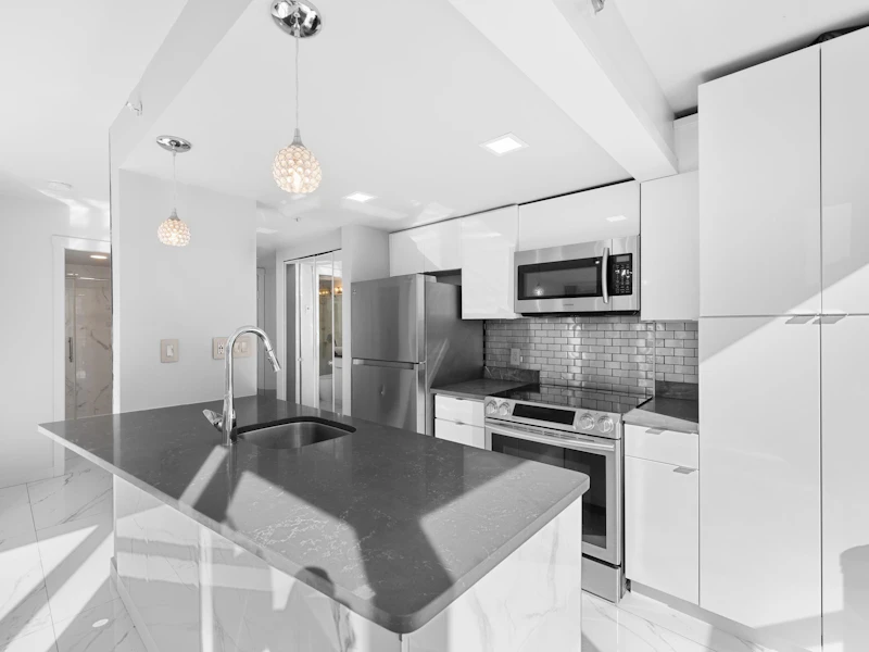 702 - 1188 Howe Street, Vancouver BC V6Z 2S8