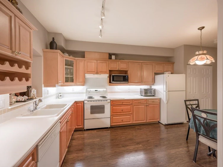 320-3098 Guildford Way, Coquitlam, BC, V3B 7W8 - 8
