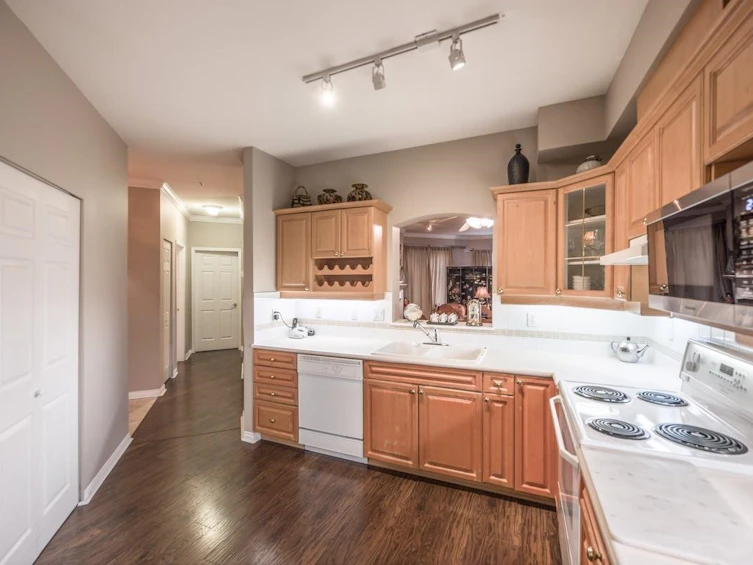 320-3098 Guildford Way, Coquitlam, BC, V3B 7W8 - 7