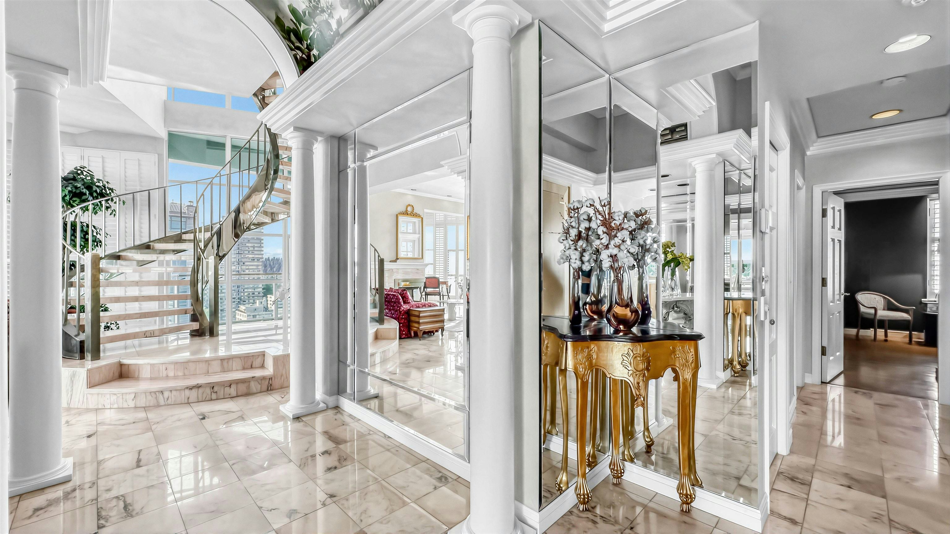 17-1861 Beach Avenue, Vancouver, BC, V6G 1Z1