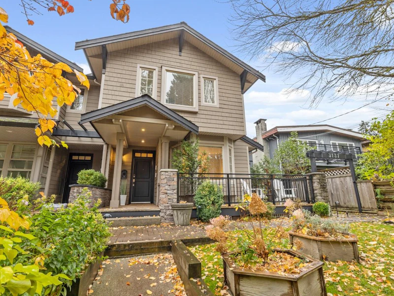 3135 Sunnyhurst Road, North Vancouver BC V7K 2G4