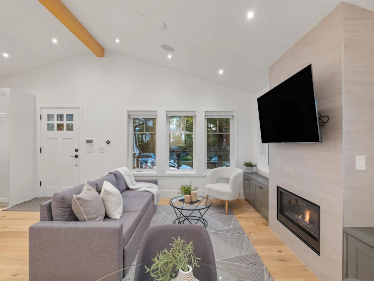 2058 E 5th Avenue, Vancouver, BC, V5N 1M4 - 3