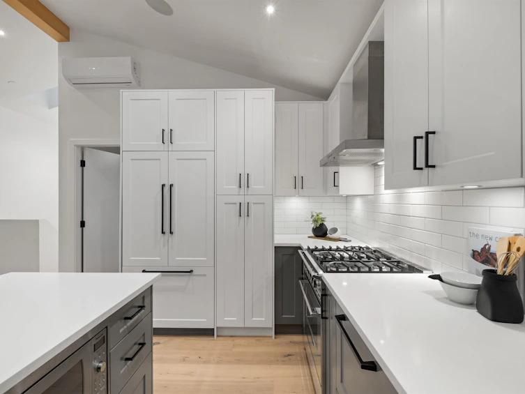 2058 E 5th Avenue, Vancouver, BC, V5N 1M4 - 5