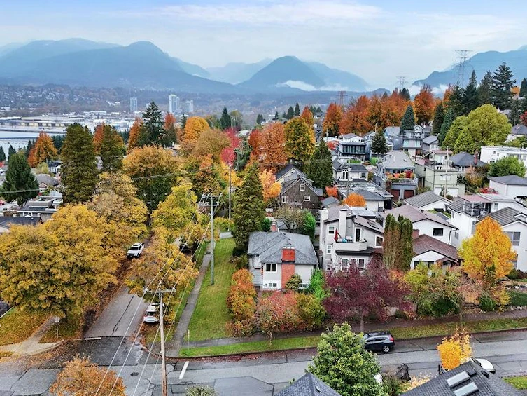 3605 Oxford Street, Vancouver, BC, V5K 1P4 - 3