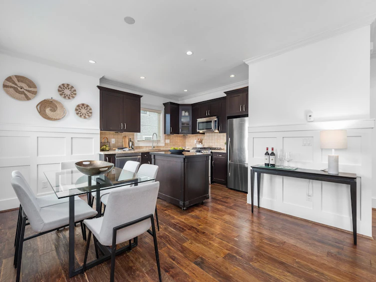 2525 W 7th Avenue, Vancouver, BC, V6K 1Y8 - 2