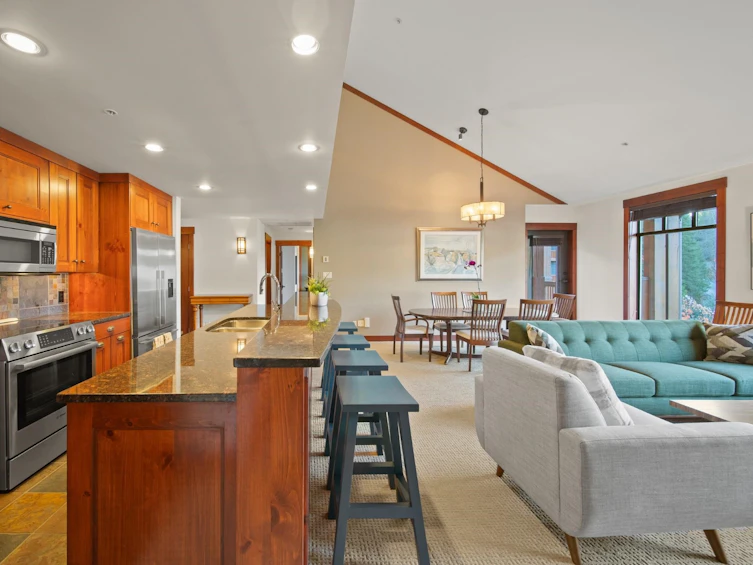 402-2202 Gondola Way, Whistler, BC, V8E 0M7 - 2